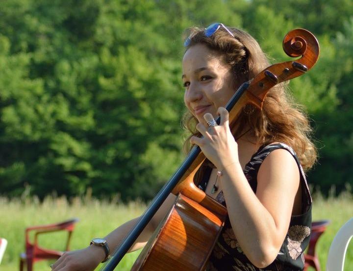 Clémence Pautrat, former exchange student, plays the cello. 