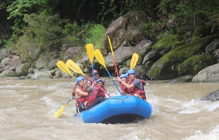 Group of students white water rafting.