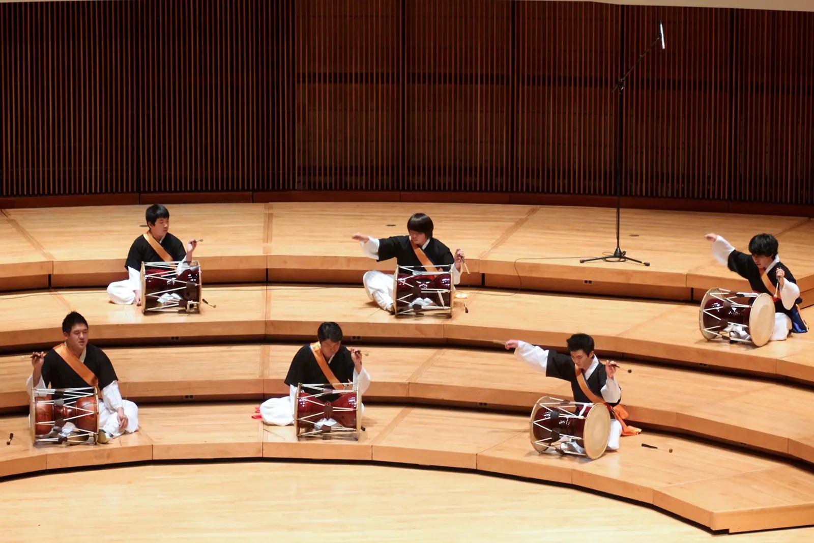 Six Korean drummers play on stage