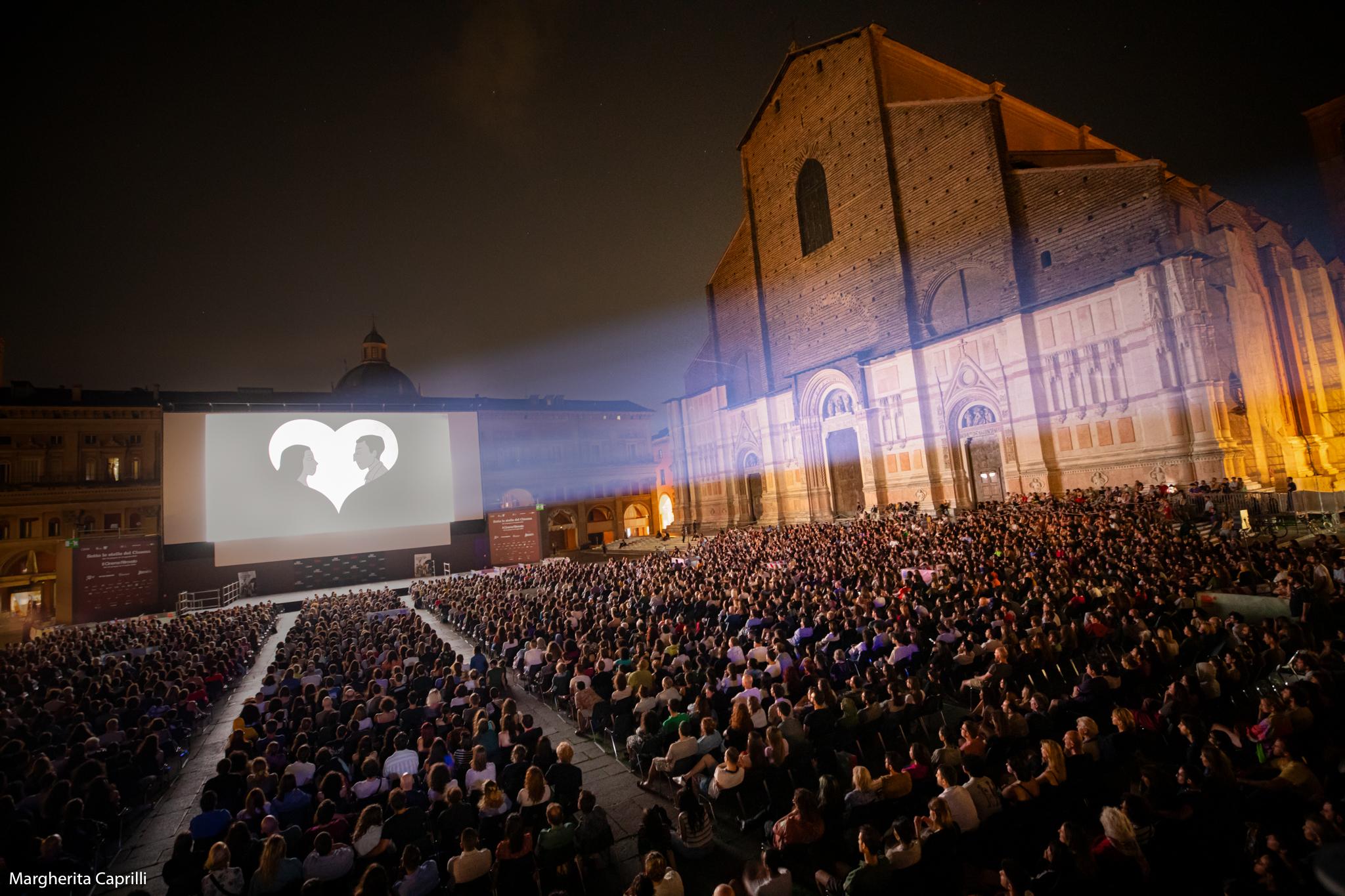 Picture of screening of "Persepolis" at the Piazza Maggiore, Rome